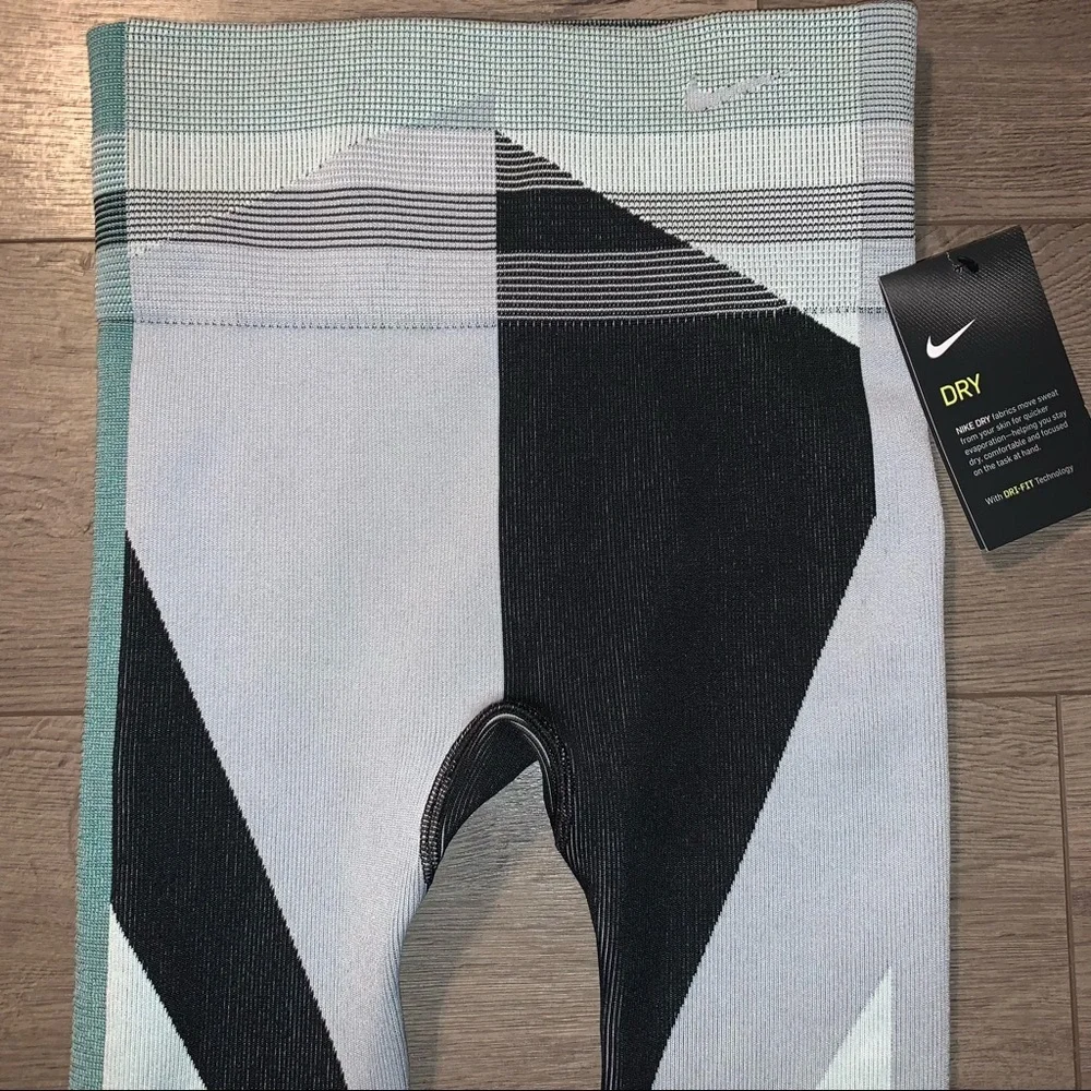 Nike Sculpt Lux Tight Fit Leggings - Picture 4 of 9